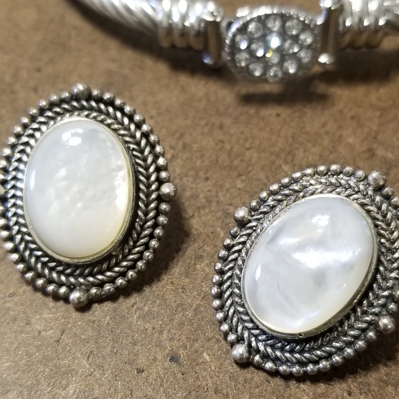 Jewelry - Sterling Silver & Moonstone earrings